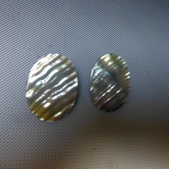MOTHER OF PEARL DISK TRENDY CLIP EARRINGS - Picture 4 of 4